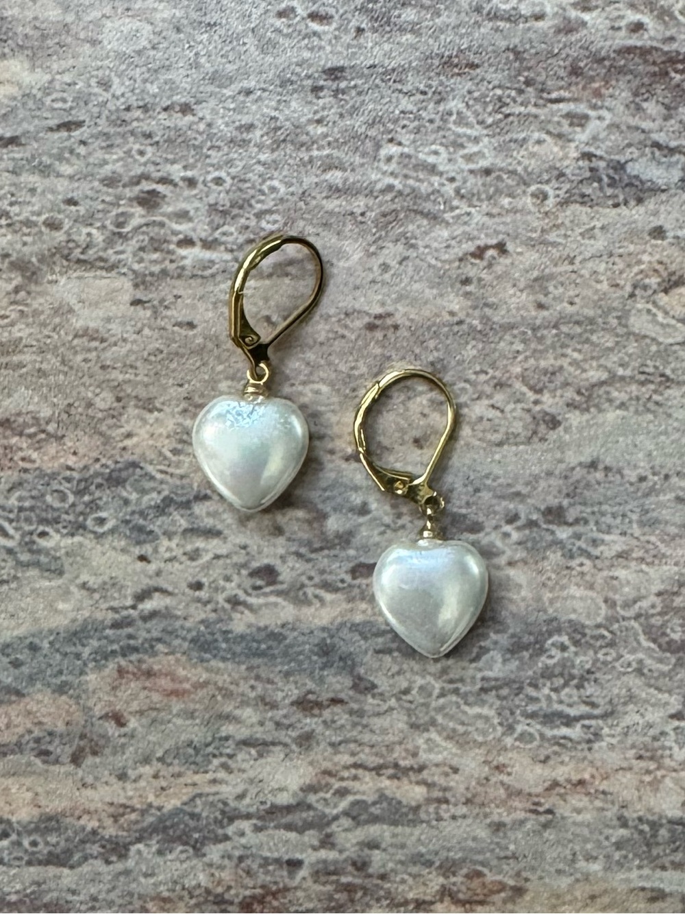 NWOT Tuckernuck Faux Pearl Heart Earrings - Picture 1 of 5